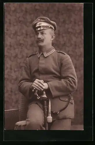 Foto-AK Ufz in Uniform mit Schirmmütze und Portepee am Säbel