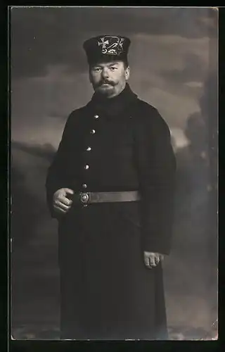 Foto-AK Landwehrmann in Uniform und Mütze