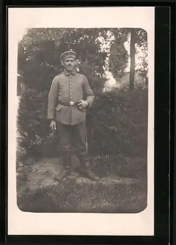 Foto-AK Soldat in Uniform mit Krätzchen und Bajonett