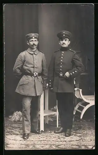 Foto-AK Zwei posierende Soldaten in Feldgrau mit Krätzchen und Schirmmütze