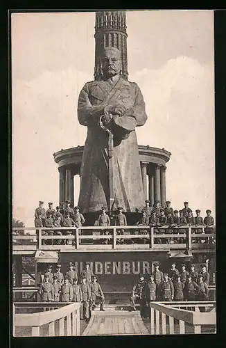 AK Der Eiserne Hindenburg von Berlin mit Soldaten, Kriegshilfe