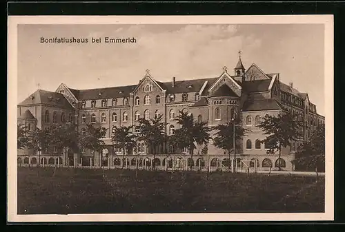 AK Emmerich, Bonifatiushaus, von Rasenfläche aus gesehen