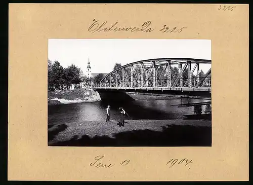 Fotografie Brück & Sohn Meissen, Ansicht Elsterwerda, Uferpartie mit Brücke & Kirche im Hintergrund
