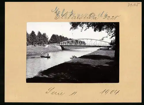 Fotografie Brück & Sohn Meissen, Ansicht Elsterwerda, Flusslauf mit Brücke am Ortsrand