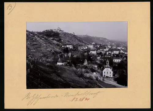 Fotografie Brück & Sohn Meissen, Ansicht Niederlössnitz, Ortsansicht mit Kirche & Friedensburg