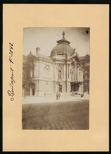 Fotografie Brück & Sohn Meissen, Ansicht Budapest, Lustspielhaus mit Vorplatz