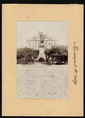 Fotografie Brück & Sohn Meissen, Ansicht Budapest, Passanten am Petöfi-Denkmal