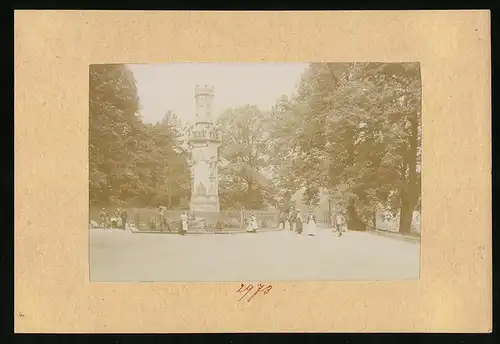 Fotografie Brück & Sohn Meissen, Ansicht Freiberg i. Sa., Besucher im Park am Schwedendenkmal