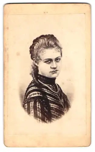 Fotografie unbekannter Fotograf und Ort, Portrait Prinzessin Friederike von Hannover und Cumberland, Perlenkette