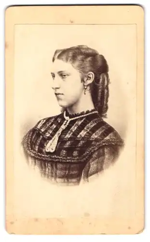 Fotografie unbekannter Fotograf und Ort, Portrait junge Prinzessin Marie von Hannover und Cumberland mit Ohrringen