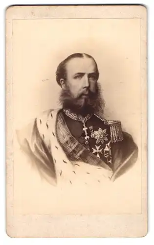 Fotografie unbekannter Fotograf und Ort, Portrait Kaiser Maximilian von Mexico in Uniform mit Orden und Kaisermantel