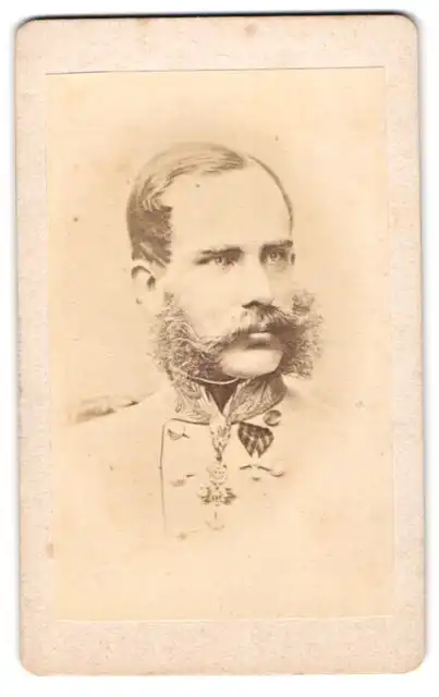 Fotografie unbekannter Fotograf und Ort, Portrait Kaiser Franz Joseph I. von Österreich in Uniform mit Orden 0
