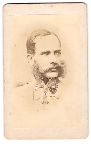 Fotografie unbekannter Fotograf und Ort, Portrait Kaiser Franz Joseph I. von Österreich in Uniform mit Orden