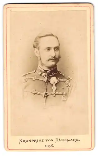 Fotografie unbekannter Fotograf und Ort, Portrait Kronprinz Frederick VIII. von Dänemark in Husarenuniform mit Orden