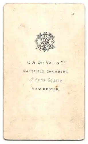 Fotografie C. A. Du Val & Co., Manchester, Portrait Universitäts Professor im Talar posiert sitzend im Atelier