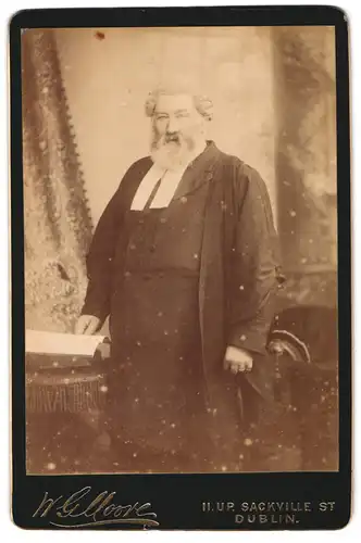 Fotografie W. G. Moore, Dublin, Portrait Irischer Richter in Richterrobe mit Perücke posiert im Atelier