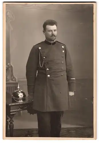 Fotografie Otto Karcher, Quedlinburg, Portrait Feuerwehrmann in Uniform mit Pickelhaube