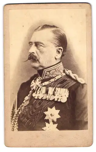 Fotografie unbekannter Fotograf und Ort, Karl Anton Friedrich Fürst zu Hohenzollern-Sigmaringen in Uniform mit Orden
