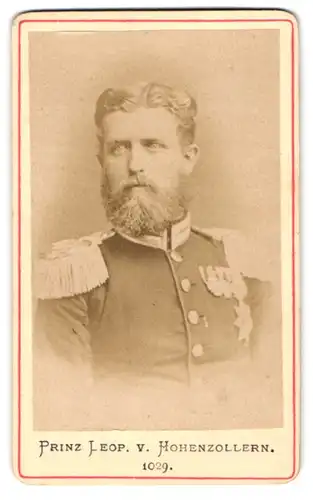 Fotografie unbekannter Fotograf und Ort, Portrait Prinz Leopld von Hohenzommern in Uniform mit Ordenspange