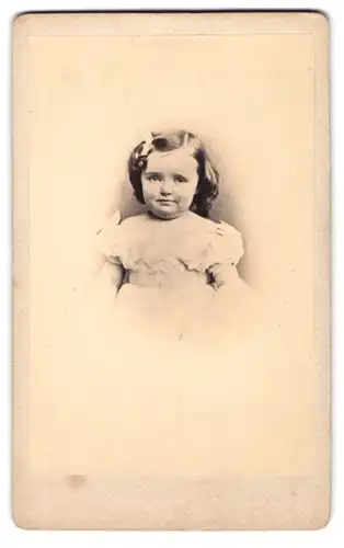 Fotografie unbekannter Fotograf und Ort, Portrait Prinzessin Luise Margarete von Preussen als kleines Mädchen