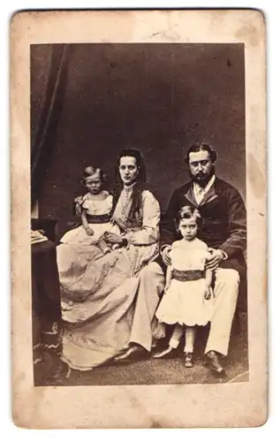 Fotografie unbekannter Fotograf und Ort, Portrait Prinz Edward VII. mit Frau Alexandra von Dänemark und ihren Kindern