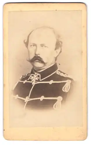 Fotografie unbekannter Fotograf und Ort, Portrait Prinz Friedrich Karl von Preussen un Husarenuniform mit Orden