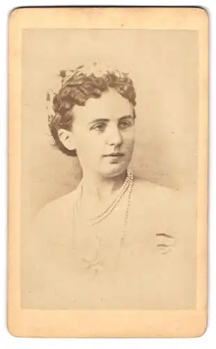 Fotografie unbekannter Fotograf und Ort, Prinzessin Maria Anna von Anhalt-Dessau mit Perlenkette