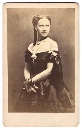 2 Fotografien unbekannter Fotograf und Ort, Grossherzogin Luise von Baden und Grossherzog Friedrich von Baden in Uniform