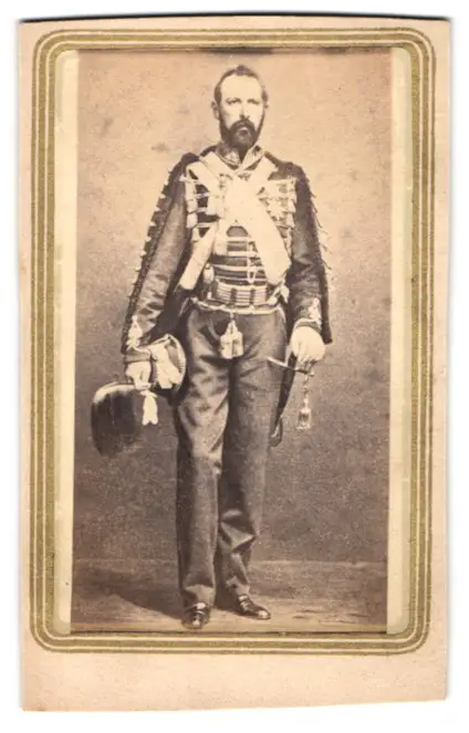 2 Fotografien unbekannter Fotograf und Ort, König Karl XV. von Schweden und Königin Luise von Oranien-Nassau im Kleid 0