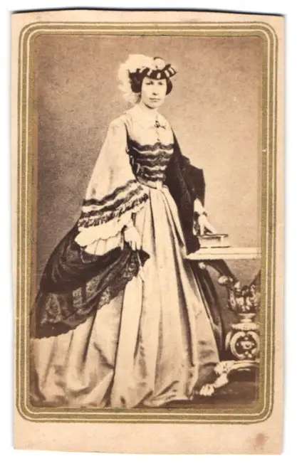 2 Fotografien unbekannter Fotograf und Ort, König Karl XV. von Schweden und Königin Luise von Oranien-Nassau im Kleid 1