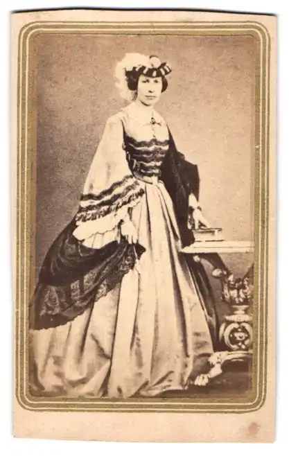 2 Fotografien unbekannter Fotograf und Ort, König Karl XV. von Schweden und Königin Luise von Oranien-Nassau im Kleid 1