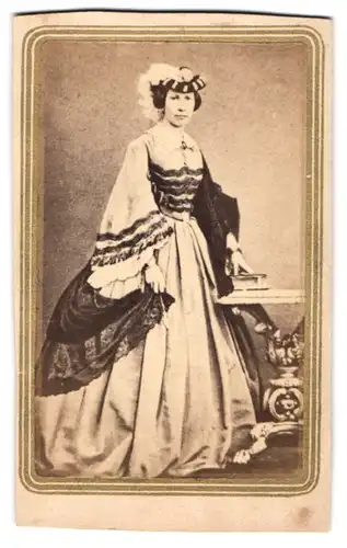 2 Fotografien unbekannter Fotograf und Ort, König Karl XV. von Schweden und Königin Luise von Oranien-Nassau im Kleid