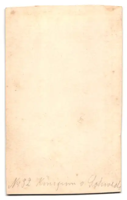 2 Fotografien unbekannter Fotograf und Ort, König Karl XV. von Schweden und Königin Luise von Oranien-Nassau im Kleid 3