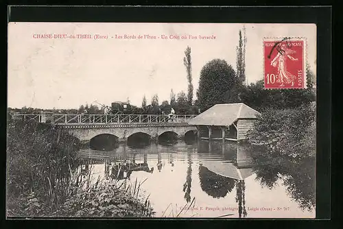 AK Chaise-Dieu-du-Theil, Les Bords de l`Iton - Un Coin ou l`on bavarde