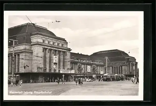 AK Leipzig, Hauptbahnhof mit Strassenbahn und Transparent mit sozialistischer Propaganda