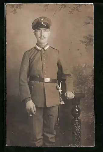 AK Soldat mit Zigarre, Uniformfoto