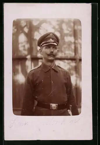 AK Soldat mit Zwirbelschnauzer und Schirmmütze, Uniformfoto