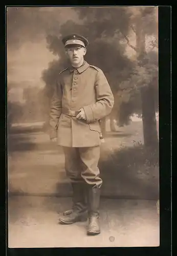 AK Soldat vor Landschaftskulisse, Uniformfoto