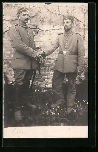 AK Zwei sich die Hände reichenden Soldaten in Uniform