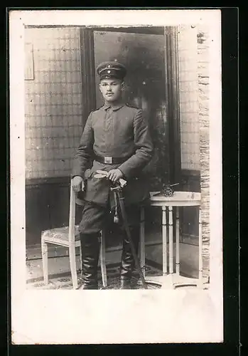 Foto-AK Deutscher Soldat in Uniform mit Säbel