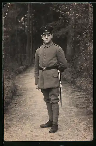 Foto-AK Deutscher Soldat in feldgrauer Uniform