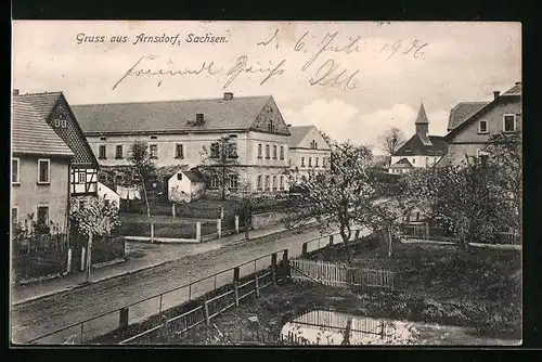 AK Arnsdorf i. Sa., Strassenpartie mit Blick zur Gemeindekirche