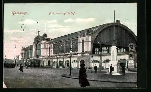 AK Hamburg-Rotherbaum, Passanten vorm Dammtor-Bahnhof