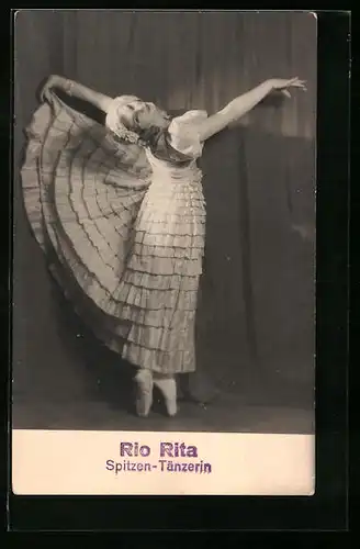 AK Tänzerin Rio Rita im eleganten weissen Kleid und zurückgeworfenem Kopf