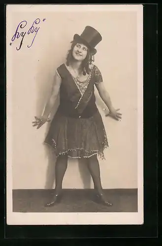 AK Tänzerin in schwarzem Kleid mit Zylinder