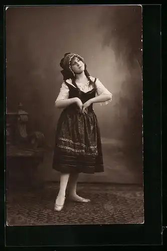 AK Tänzerin in dunklem Kleid mit Haube