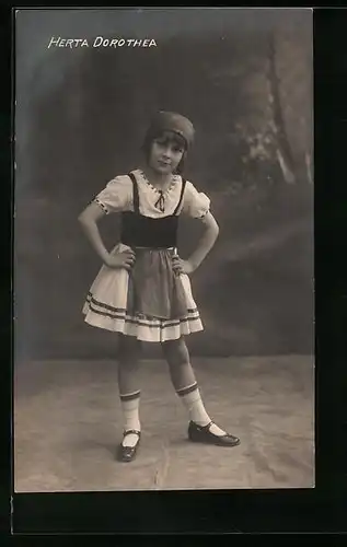 AK Tänzerin Herta Dorothea mit den Armen in den Hüften