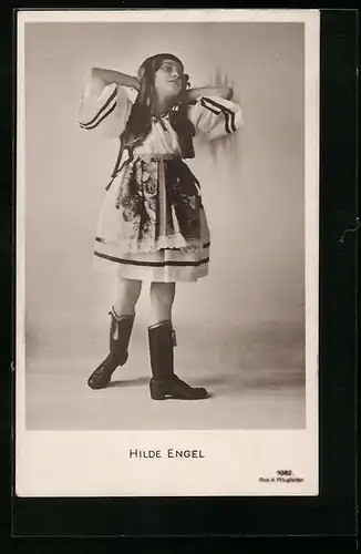 AK Tänzerin Hilde Engel mit schwarzen Stiefeln