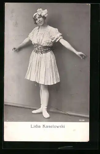 AK Tänzerin Lidia Kaselowski mit weisser Schleife im Haar