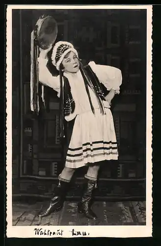 AK Tänzerin Waltraud Lau mit Tamburin